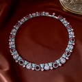 Détail d'un collier vintage aux pierres rouges et roses sur un fond en soie marron foncé - Collier - Argent/Rose/Bleu/Rouge Rose