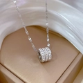 Macro-opname van zilveren titanium stalen ketting met een met kristallen ingelegde hanger - Titaniumstaal / Zilver