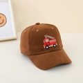 Dettaglio cappellino bimbo in velluto a coste con ricamo di un camion dei pompieri - 52cm (Consigliato 2-6 Anni) / caffè