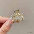 Dettaglio della mini molletta dorata da 2cm con strass tenuta in mano per riferimento misura - Strass Quadrato