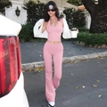 Détail du haut dos nu rose et du pantalon évasé avec un cardigan blanc en tricot élégant - S / Rose
