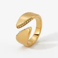 Polierter asymmetrischer Goldring mit weißen Zirkonsteinen an den Kanten - Schräger Stil (KD802) / Gold