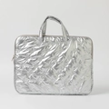 Dettaglio borsa per laptop argento con cuciture a fiori e doppie maniglie resistenti - 15 Pollici / Fiocco d'Argento