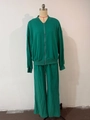 Dettaglio tuta sportiva verde con giacca a collo alto e pantaloni sportivi a gamba larga - S / Verde (Disponibile)
