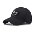 Schwarze Taktik-Basecap mit K-9 MILITARY Stickerei aus einem 45-Grad-Winkel betrachtet - Verstellbar / Schwarz