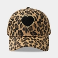 Dettaglio cappello baseball leopardato con toppa a cuore nero e bordo dorato glitter - Leopardo Cuore Nero
