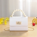 Mini borsa bianca con motivo coccodrillo, manico di perle e tracolla dorata - Bianco