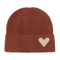 Detalle del gorro de punto color caramelo con rayas verticales y parche de corazón suave - M (56-58cm) / Marrón