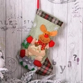 Groene jute kerstsok met 3D-rendierfiguur en rood-groene geruite stoffen boord - Rendier Stijl Fruitgroen (E-W31)