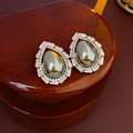 Orecchini a goccia dorati con perle grigie e zirconi su scatola di legno scuro - Perno per orecchini in argento - Grigio