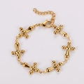 Primer plano de pulsera de eslabones cruzados de acero inoxidable dorado con cierre - Dorado