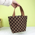 Vintage corduroy handtas met schaakbordpatroon, metalen drukknop en geweven handvat - Koffie Schaakbord