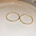 Dettaglio di orecchini a cerchio placcati oro su un vassoio di ceramica bianca lucida - Cerchio grande liscio - Oro (Perno per orecchini in argento sterling 925)