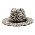 Klassischer Fedora Hut mit Leopardenmuster, braunem Kunstlederband und breiter, flacher Krempe - M(56-58cm) / Beige