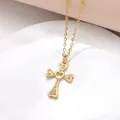 Goldene Kreuzkette mit herzförmigen Enden und funkelnden weißen Zirkonia-Steinen besetzt - Gold Herz Hohl Kreuz / Gold
