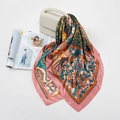Dettaglio del motivo di un foulard di seta quadrato 90cm con stampe floreali su borsa beige - 90 x 90cm / Rosa Polvere