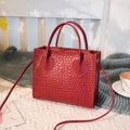 Chique rode handtas met krokodillenpatroon, dubbele handvatten en verstelbare schouderband - Rood