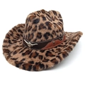 Dettaglio cappello cowboy leopardato con testa di toro argentata e cinturino in pelle - M (56-58cm) / Corona Piatta / Caffè Scuro