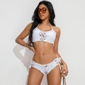 Dettaglio di un set bikini in denim bianco con top stringato e pantaloncini a vita bassa sfrangiati - Taglia S / Set con Zirconia Bianca