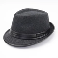 Klassischer dunkelgrauer Wollfilz-Fedora-Hut mit schwarzem Lederband auf weißem Grund - L / Grau Mit Gürtel