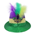 Funkelnder Mardi Gras Paillettenhut mit dreifarbigen Federn und Fleur-de-lis-Abzeichen - Einheitsgröße / Verbesserter Pfeil C (mit Federdekoration)