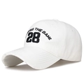 Casquette de baseball blanche avec broderie 28 noire et détails de bord usés mode - Réglable / Blanc