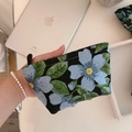 Mini pochette jacquard con motivo floreale azzurro e chiusura superiore con cerniera - Base Nera con Grandi Fiori Blu