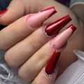 Französische lange Sargnägel in Burgund und Rosa mit funkelnden Strasssteinen - Kleber-Stil (JP3081)