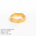 Minimalistische 18K goud vergulde roestvrijstalen ring met 6 mm brede golftextuur - US 6