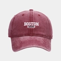 Dettaglio del ricamo BOSTON 1630 su un cappellino in cotone lavato bordeaux vintage - Borgogna