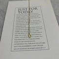 Collana minimalista placcata oro 14K con ciondolo lettera D maiuscola su carta bianca - Lettera-D