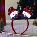 Dettaglio cerchietto natalizio luminoso con pupazzo di neve e cappelli a scacchi - Pupazzo di Neve