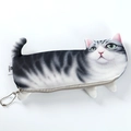 Realistisch katten etui van grijs gestreepte pluche stof met handige ritssluiting - Grijs gestreepte kat