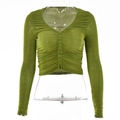 Vista detallada del crop top verde de manga larga con cuello en V y textura fruncida frontal - S / Verde