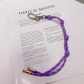 Porte-clés en paracorde tressée violette avec mousqueton sur un magazine esthétique - 9.A05 Lanière Violette