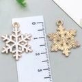 Gold- und weiß emaillierte Schneeflocken-Anhänger für DIY-Schmuck mit Größenangabe - Weiße sechseckige Schneeflocke 19x24mm
