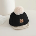 Dettaglio del cappello invernale per neonati con trama in pile e tesa in velluto - 48-50cm (1-2 anni) / Nero