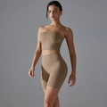Detail van de kaki yoga-short met hoge taille en bijpassende bandeau-sporttop - S / Cacao