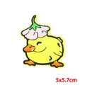 Gele eend geborduurde patch met witte bloem voor kinderkleding, maat 5x5,7 cm - Eend met Bloem Hoed