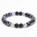 Dettaglio di perle di agata da 8mm con perle naturali d'acqua dolce su un bracciale - Bracciale in Agata Nera / Nero