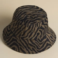 Cappello da pescatore invernale in peluche con stampa animalier zebrata marrone e nera - M (56-58cm) / caffè