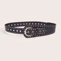 Dettaglio della cintura punk nera con borchie argentate e fibbia su sfondo beige - Nero