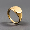Dettaglio dell'anello a sigillo da 10mm in acciaio inossidabile dorato con finitura a specchio - US 6 / Oro