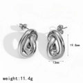 Makroaufnahme silberner verknoteter Herzohrstecker mit Maßen von 19,8 mm und 13 mm - Herz Twist Knoten Stil (TE60519-S) / Silber