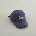 Dettaglio del cappellino in cotone blu-grigio con ricamo Royal di alta qualità in rilievo - 52-54cm (3-8 Anni) / Blu