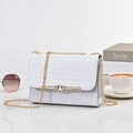 Elegante weiße geflochtene Umhängetasche für Damen mit Goldkette und Strassverschluss - Ohne Anhänger / Klein / Weiß