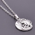 Collier argenté avec pendentif soleil et lune et détails en relief de style vintage - Collier / Argenté