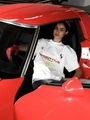 Streetwear oversized λευκό t-shirt με τύπωμα αγώνων και μοντέλο σε κόκκινο αγωνιστικό - S / Λευκό