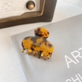 Elegant tortoiseshell patterned hair claw clip made of acetate on a vintage book - 4cm / Coffee Tortoise Shell