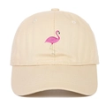 Cappellino da baseball in cotone beige con ricamo a fenicottero rosa su sfondo bianco - Beige